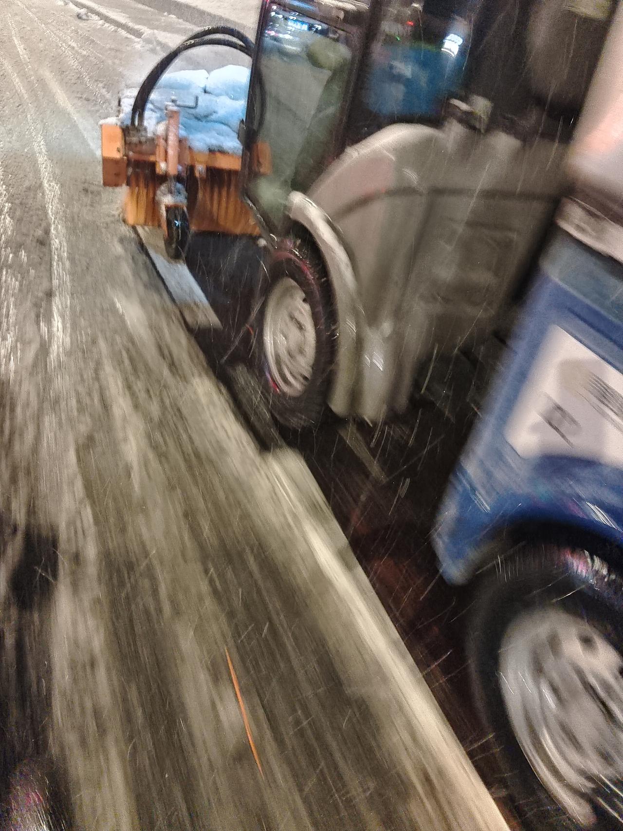 现在除雪也是自动化了，严格讲是半自动化。

减轻劳动强度才是真科技