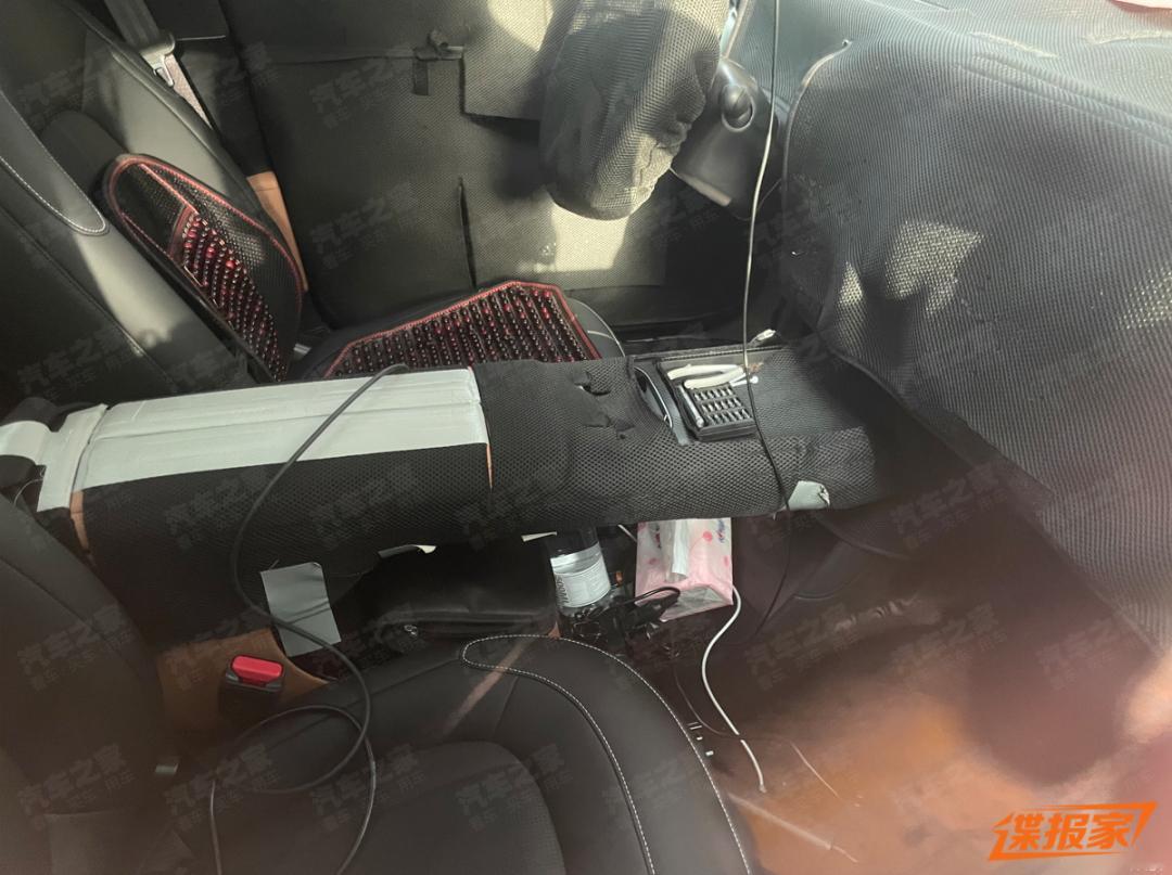 车市热门 smart精灵6内饰谍照曝光。车内伪装厚重，不过从轮廓判断，其将会与s