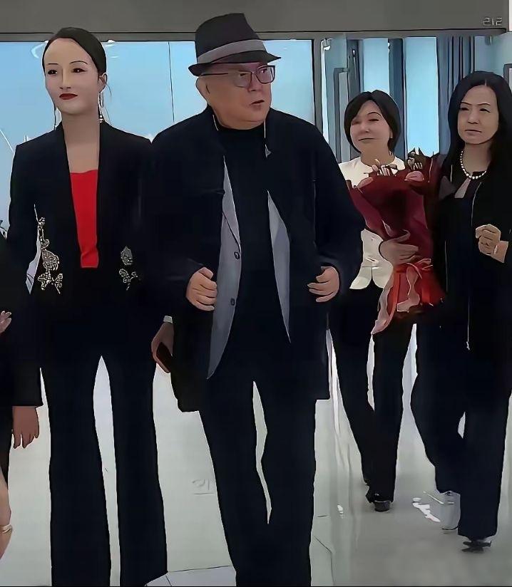 很难不感慨，78岁的王刚和59岁的妻子郑艳东一同出席活动，并肩走着，两人的状态对