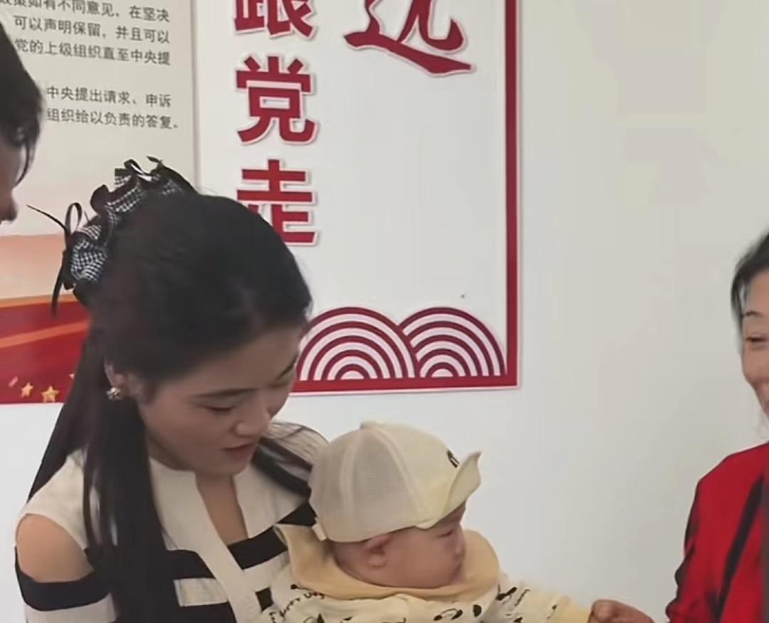 陈萌这儿媳妇聪明，在小地方有这样的人家嫁过去是享福的，小伟也老实本分。
 
大衣