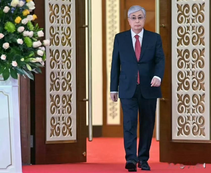 哈萨克斯坦举行修宪公投，被质疑总统在扩权。
托卡耶夫称，新法能促进权力分立，使国