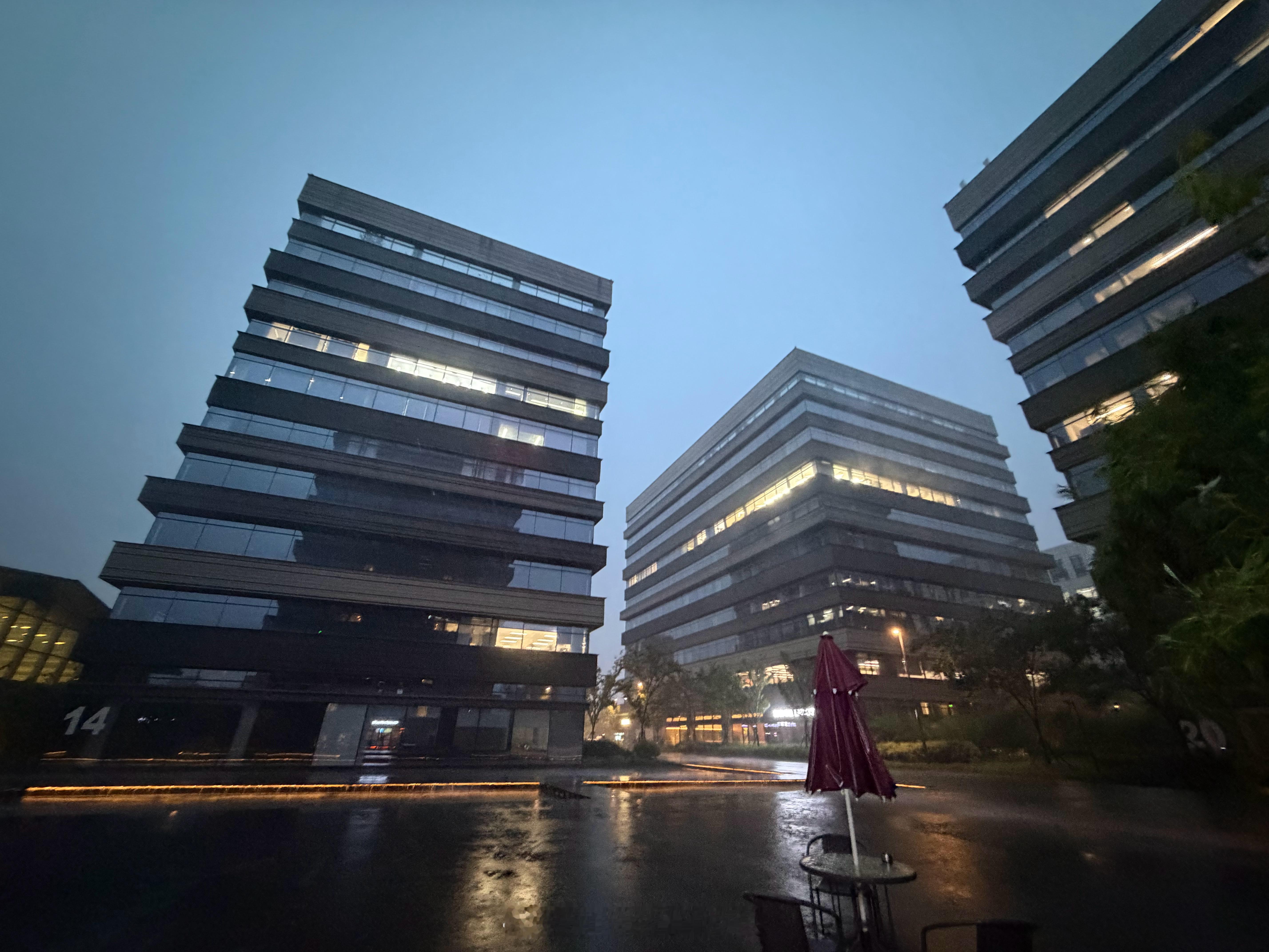 上海这大雨真是说来就来啊，台风前没赶上，今天赶上了，被困在了一家库迪咖啡店里。店