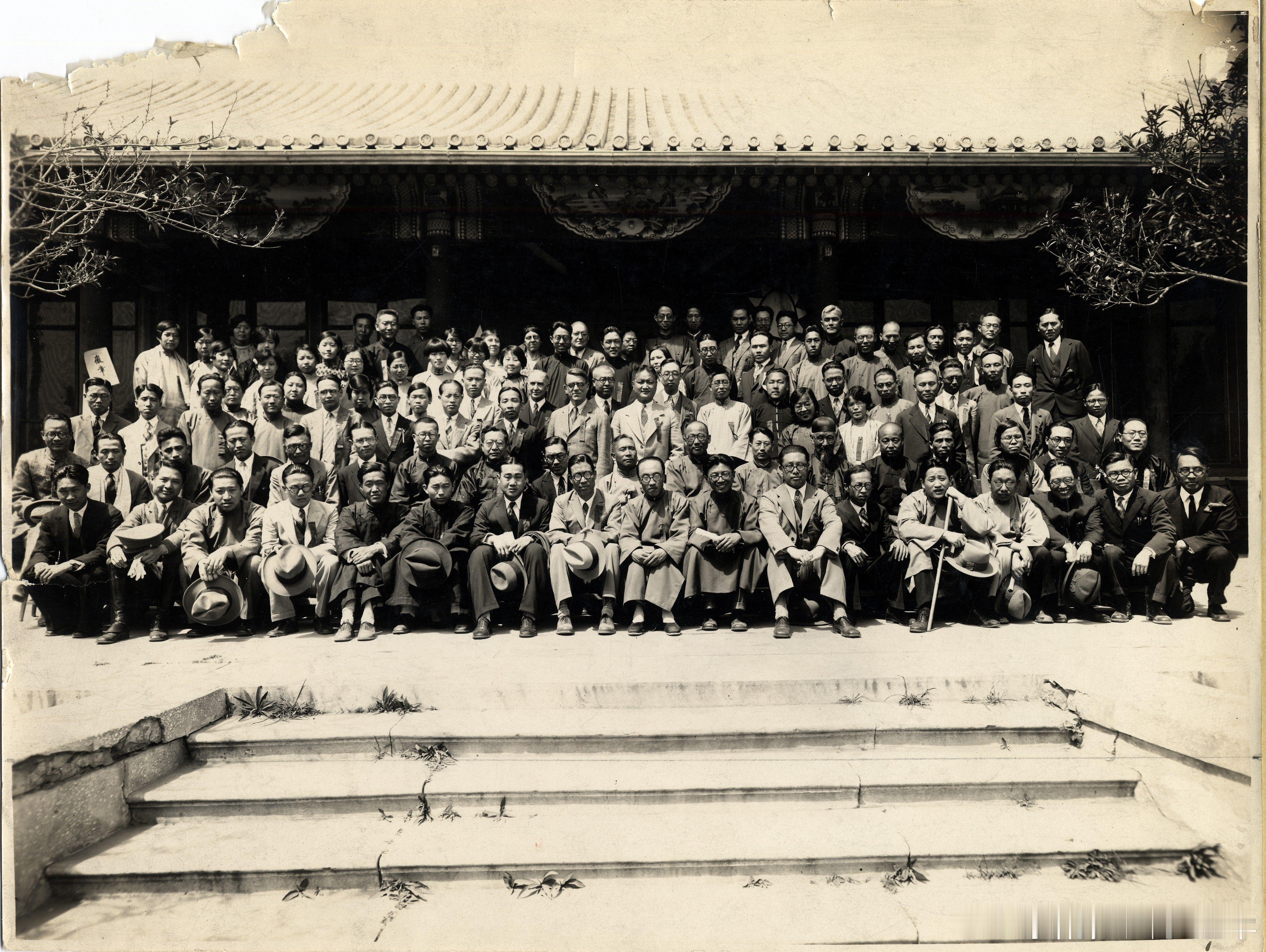 这张摄于1931年5月2日的合影，是在哪里拍摄的？推测可能是当时的燕京大学（现在