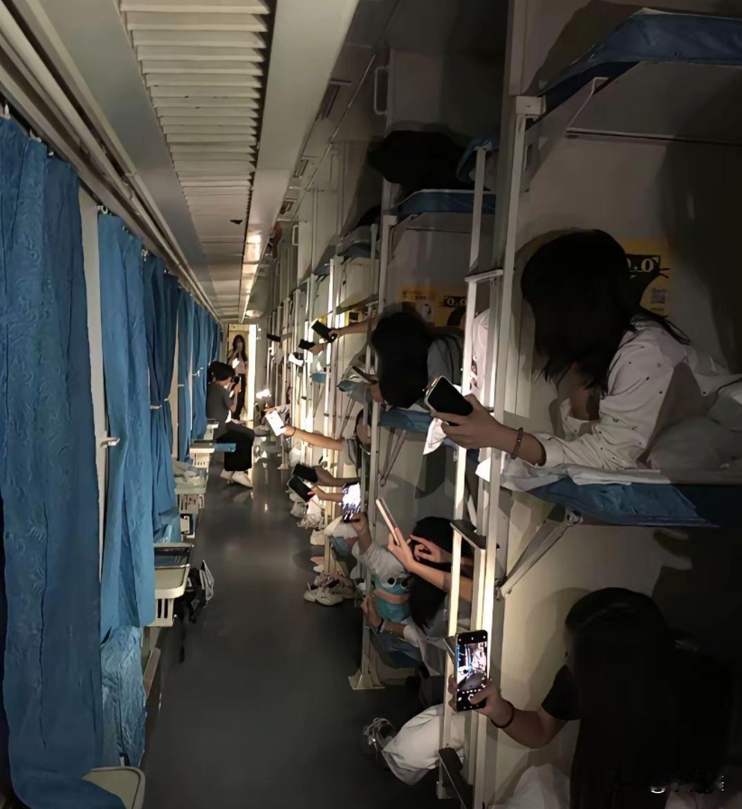 怪事，昨天上的这趟火车感觉好奇怪啊