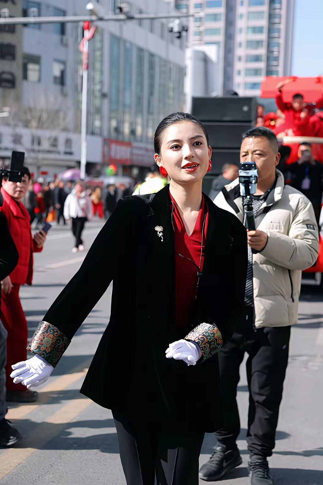 哎，你们刷到没？今年刚开年，陕西米脂有个小姐姐火得一塌糊涂！就因为一段指挥秧歌的