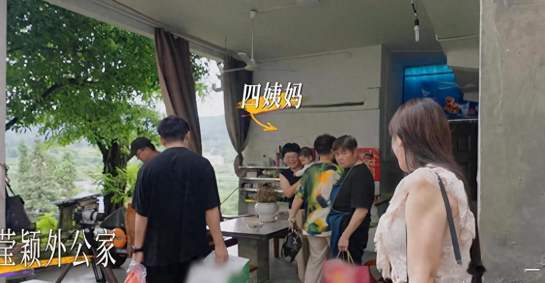 昨晚上跟我妈视频，她在那头择韭菜，有一搭没一搭地聊。我说妈你看冉莹颖那个事儿没，
