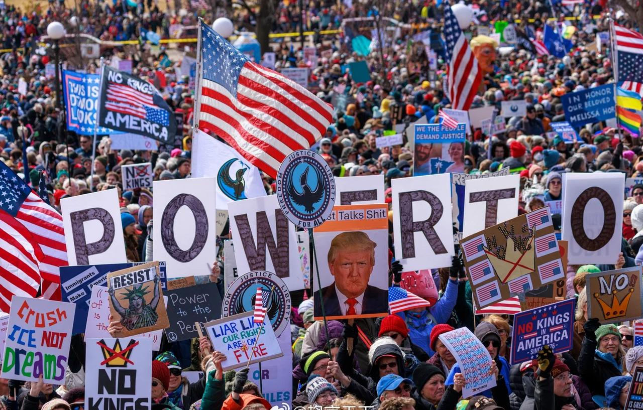 周六“美国没有国王”示威的照片。网图 ​​​​