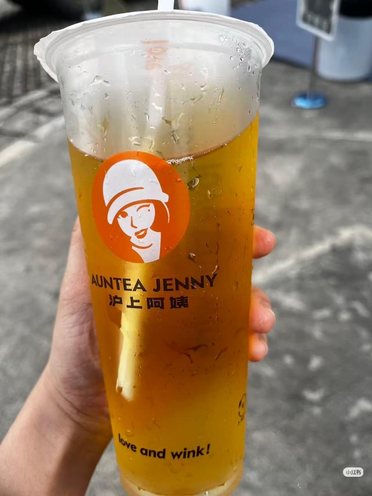 董竹君的家人还专门给《玉兰花开君再来》剧组点了喝的，请大家喝东西剧组写着感谢董竹