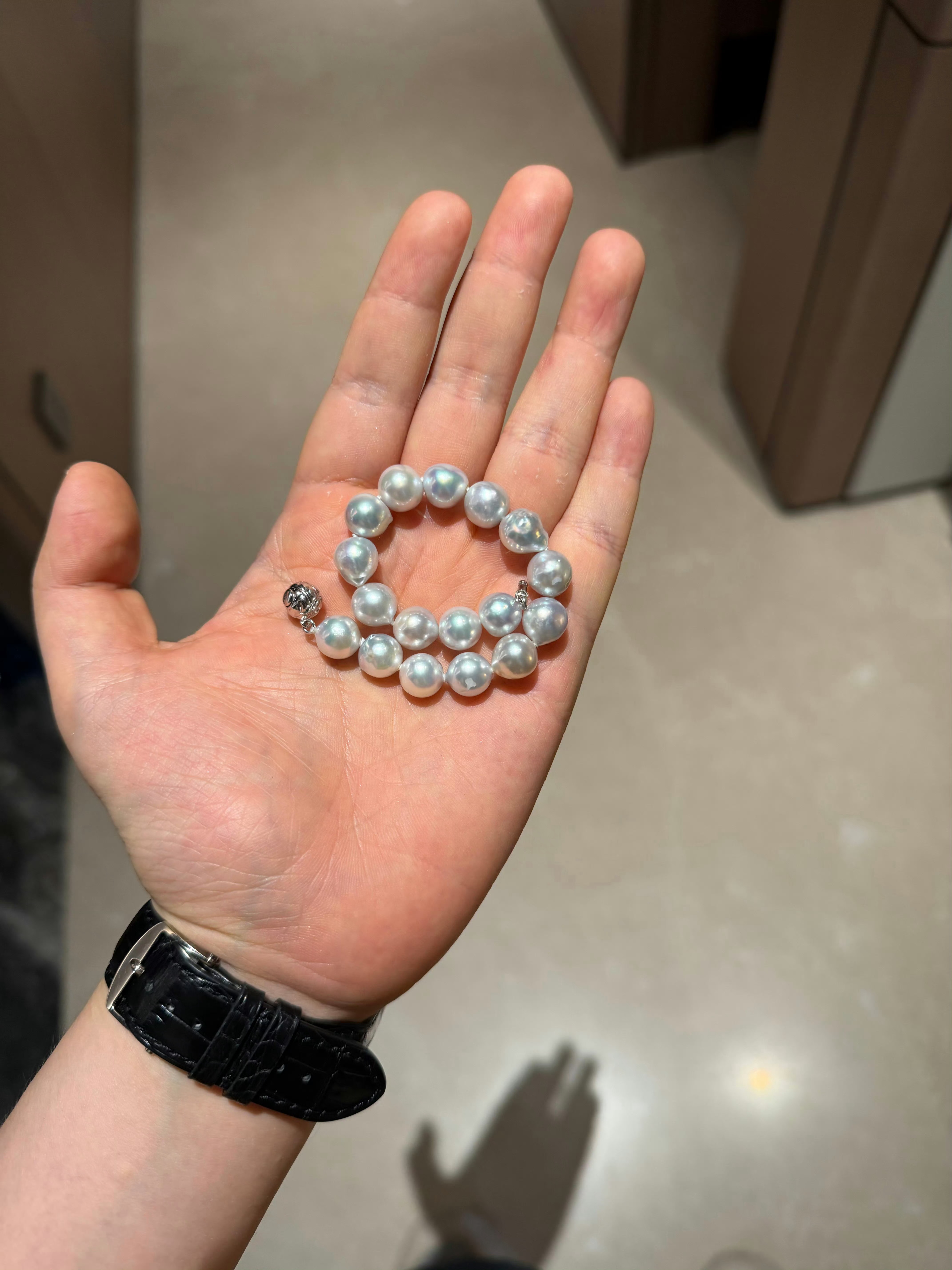 这样一对比好像真的珍珠聚光感更锐利一点，假的光比较散射比较均匀。 
