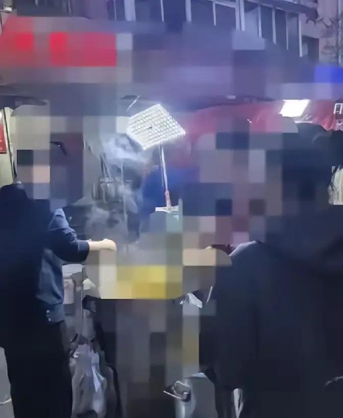 江苏徐州，一名30岁单亲妈妈在夜市摆摊卖烧烤，昨晚凌晨1点左右，来了2名男子，点