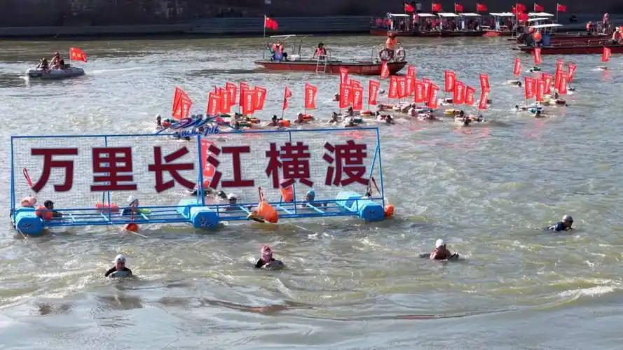 渡江节对武汉意义非凡。1956 年毛主席在武汉畅游长江，1966 年 7 月 1