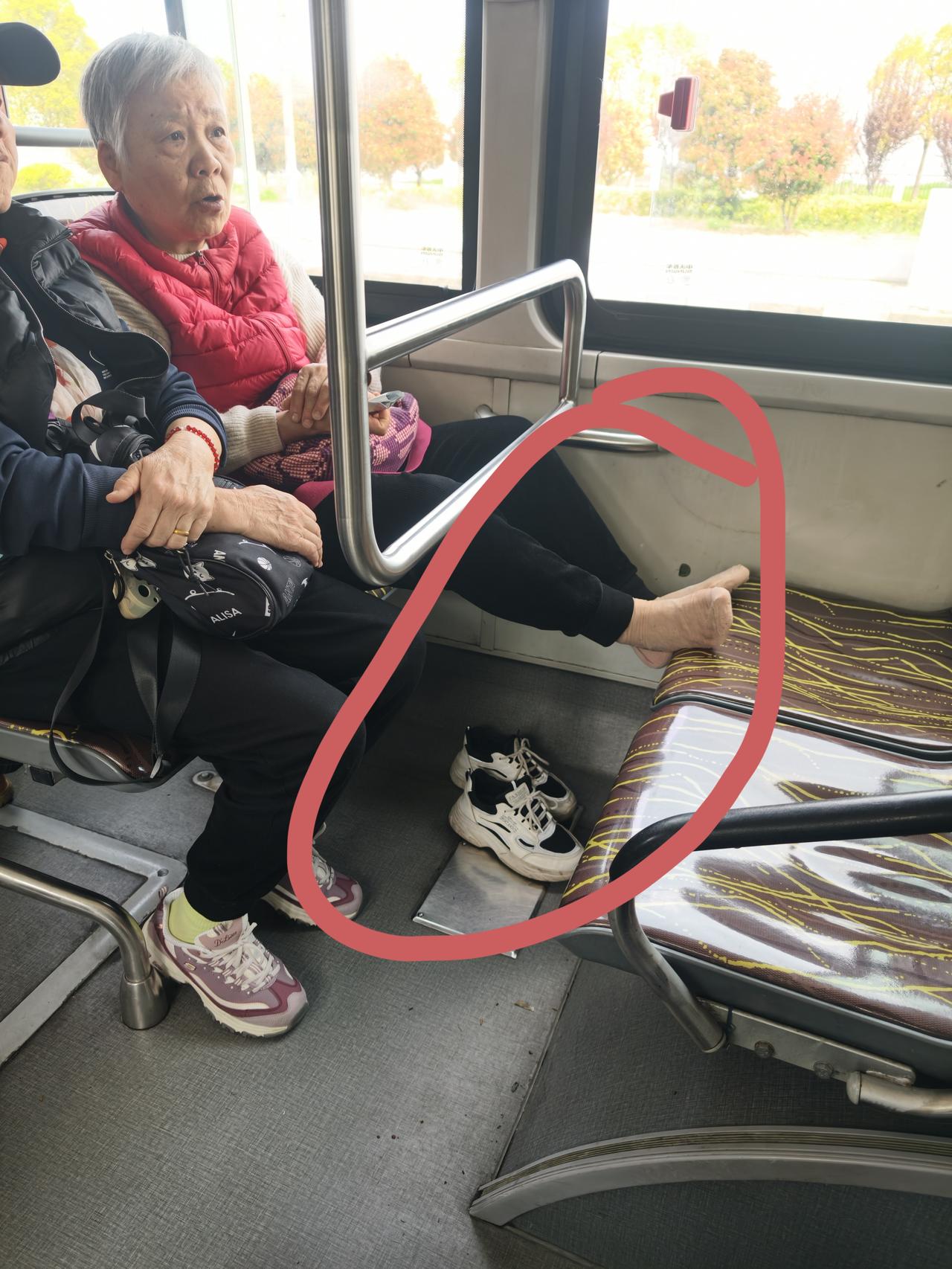 这是怎么了？这是什么造型？
这是公共场合啊，这是公交车啊，你怎么能够这样呢？你让