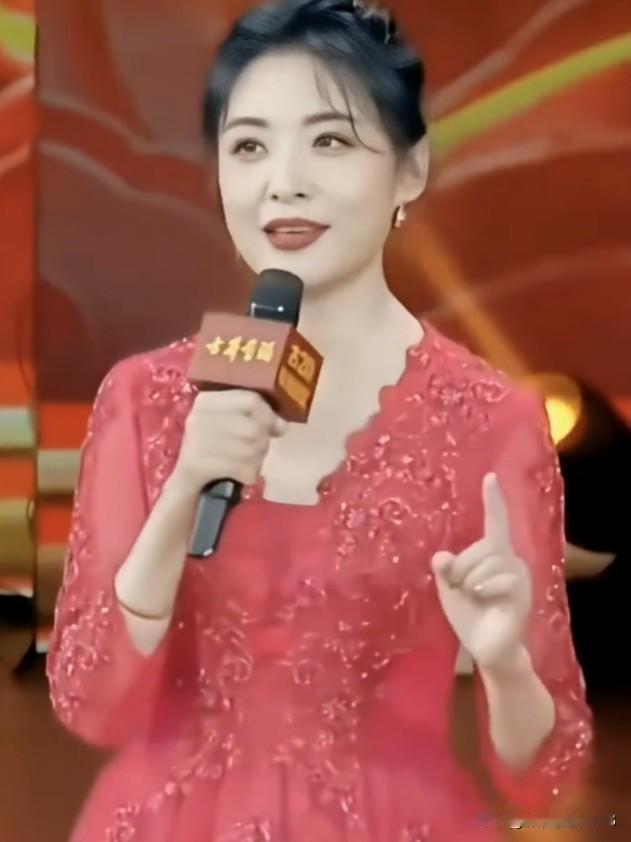 连续16年主持央视春晚，周涛端庄大气，声音是“国泰民安”的年味符号。如今跨界演员