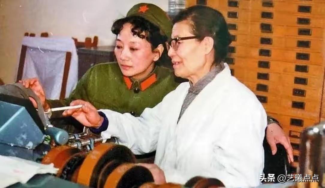王晓棠老师真是美到骨子里了！
银幕上，她在《神秘的旅伴》等作品中，凭借清纯秀丽的