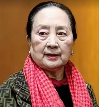 都说74岁的张金玲“一脸苦相”，晚景凄凉。我查了下她近况，差点惊掉下巴。你记忆里