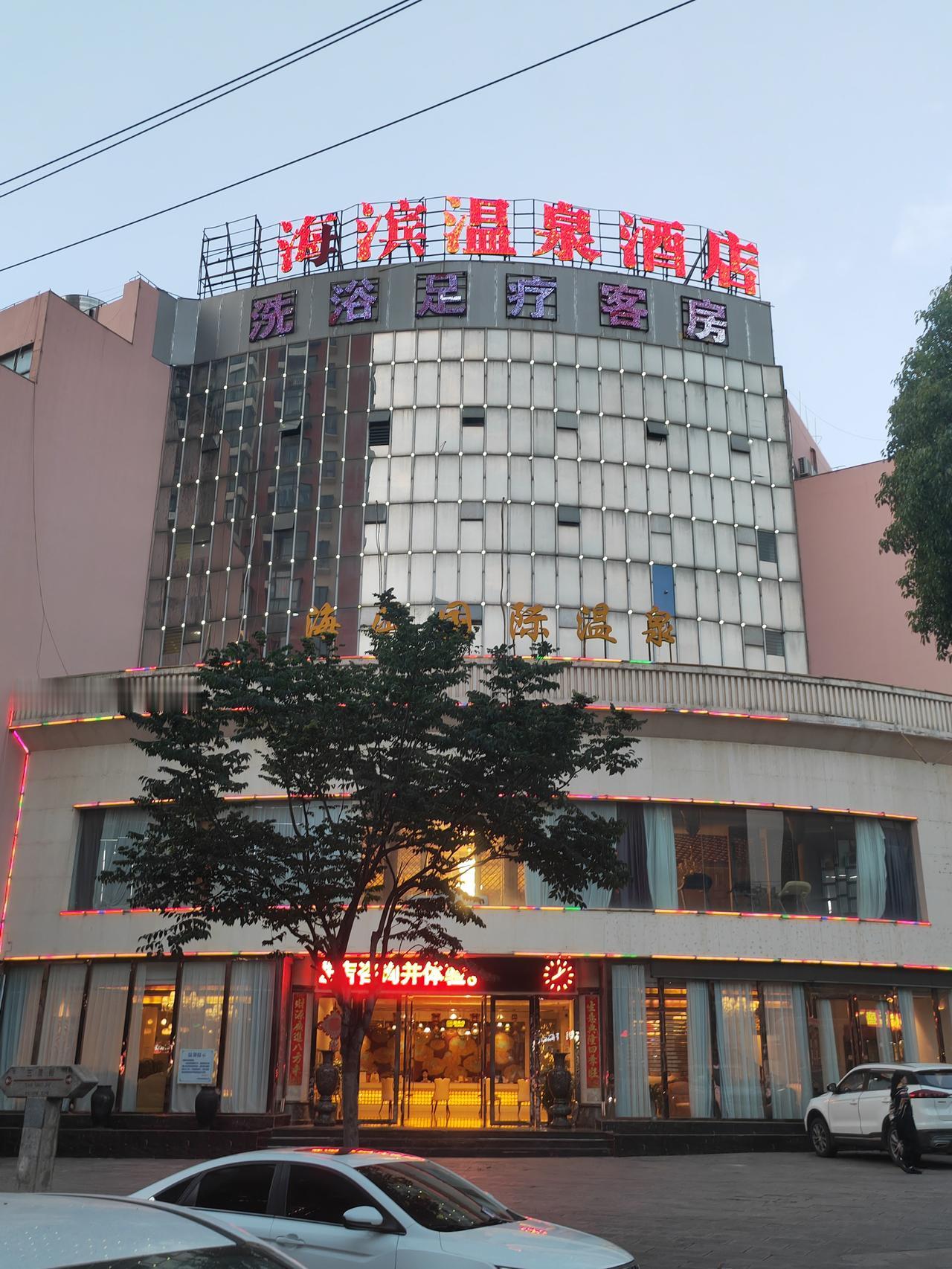 如果老人突然晕倒你会怎么做我会赶紧帮他拨打120电话