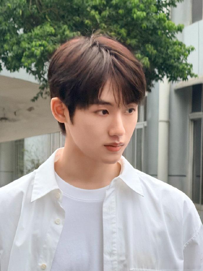 董思成猫的树严选懂现偶的都知道猫的树眼光超毒，这次选董思成演陈砚周太会挑了，清秀