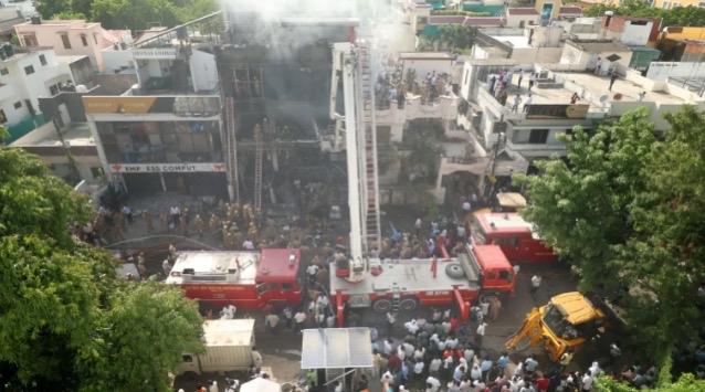 印度一建筑突发大火，楼内教辅中心多名学生死亡，母亲绝望哭喊求见儿子