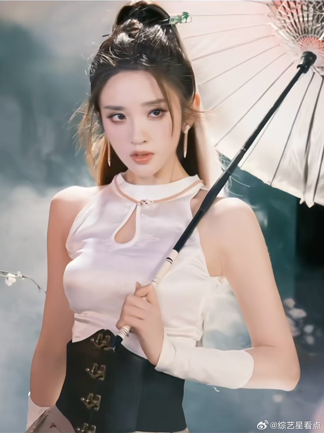 飘逸长发配上古风斗笠，唐艺昕这身侠女造型气质独特唐艺昕斗笠侠女，静静等候总决赛舞
