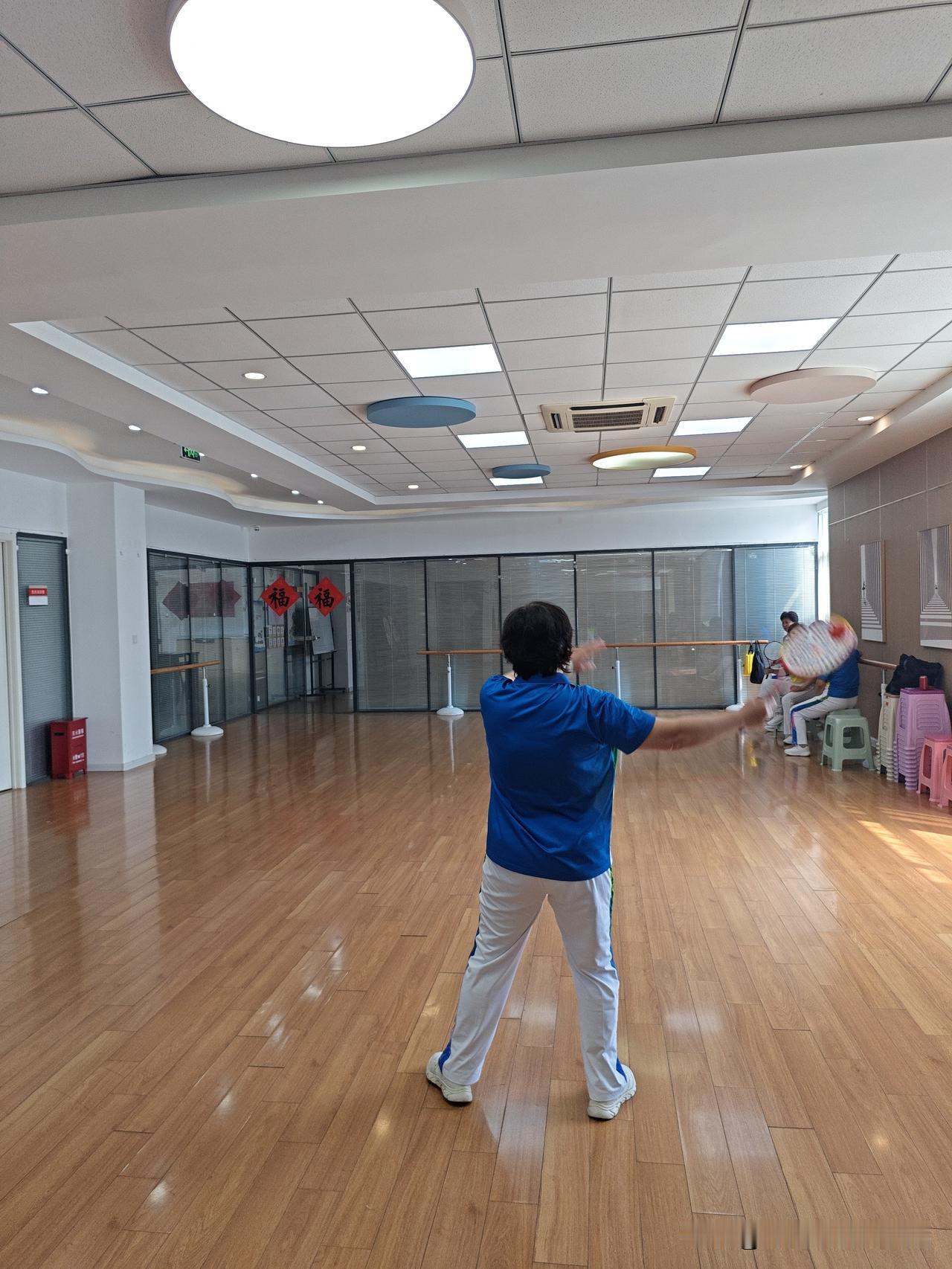 柔力球队日常迷惑！要比赛还硬学新套路，我属实看不懂
 
今天上午照常去打柔力球，