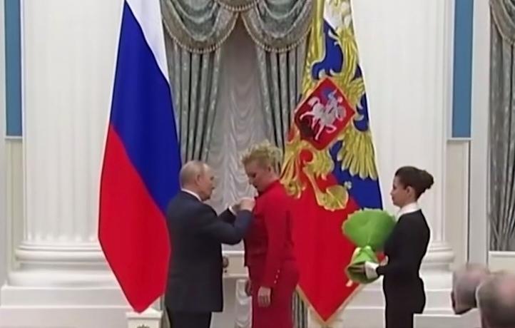 巾帼震全球！俄罗斯总统普京在克里姆林宫亲自为俄外交部发言人扎哈罗娃授勋，可见扎哈