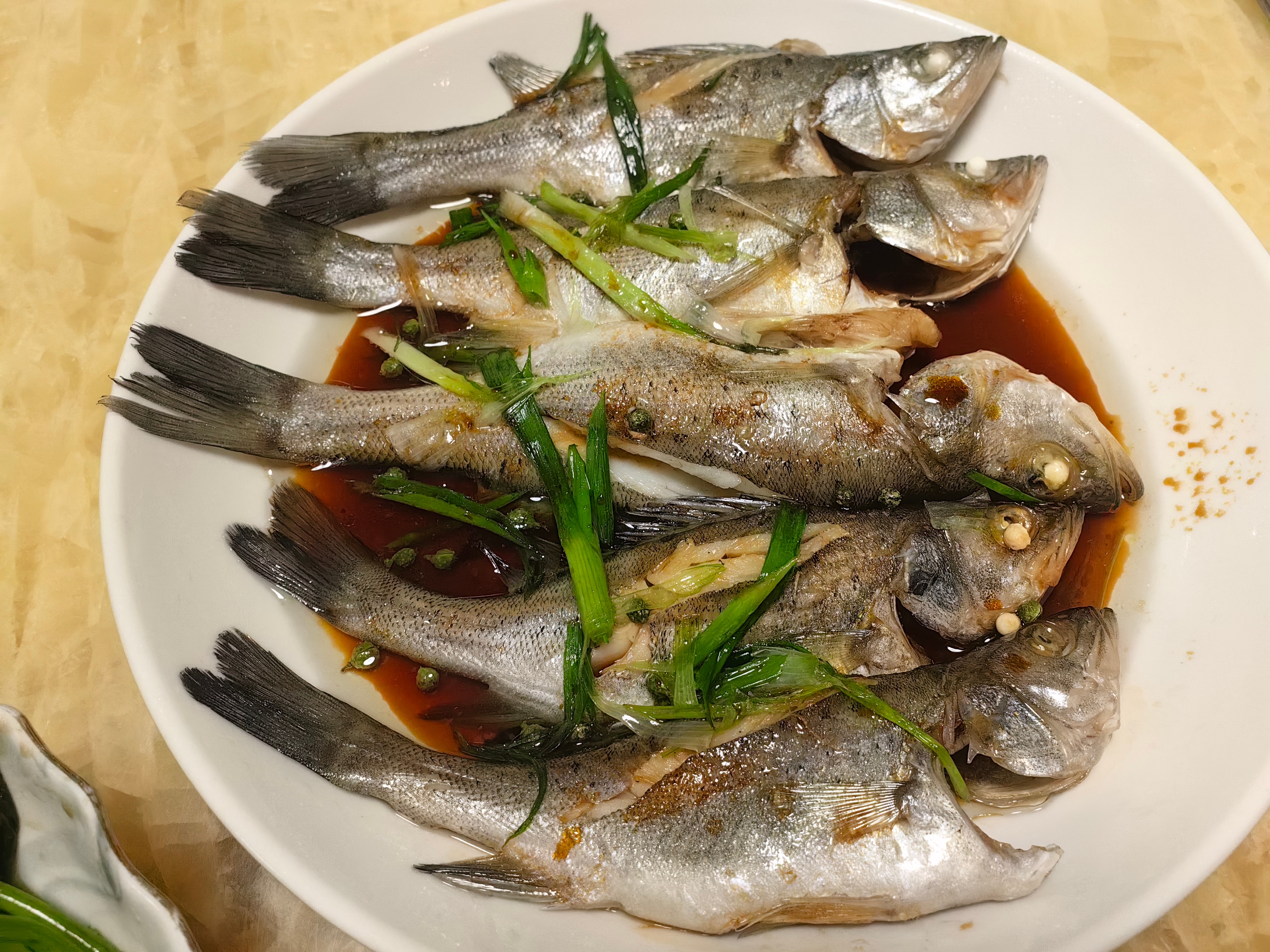 家常菜[超话] 猪筋香菇黑木耳青椒。地瓜叶子，清蒸小鲈鱼，白萝卜肉骨汤。 ​​​