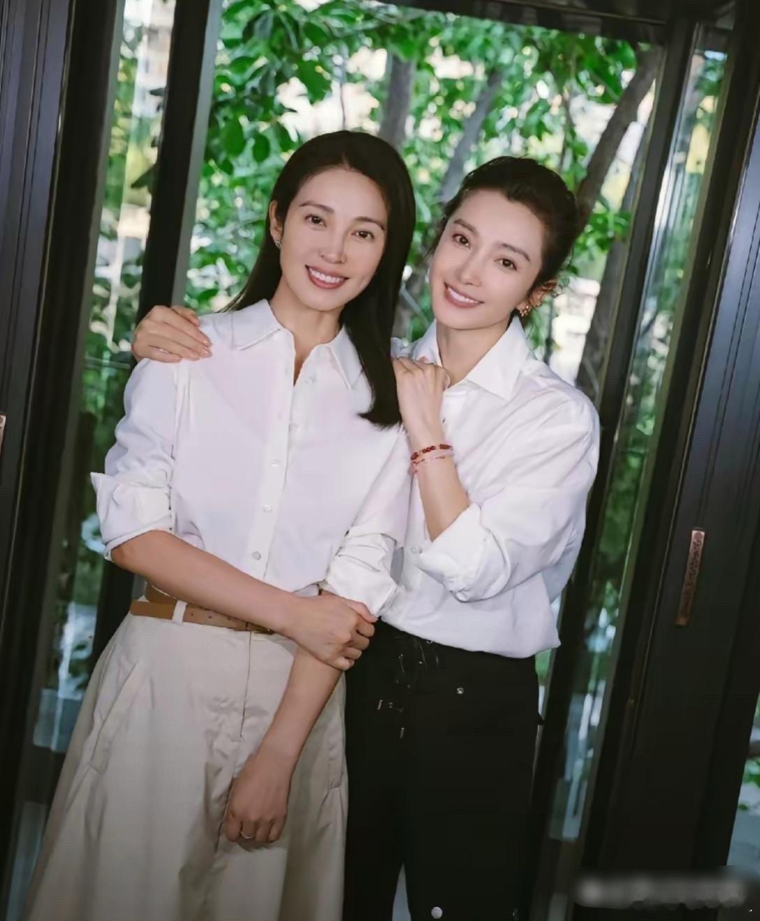 李冰冰的妹妹居然这么漂亮[爱慕][爱慕][爱慕]看起来像不像双胞胎啊？