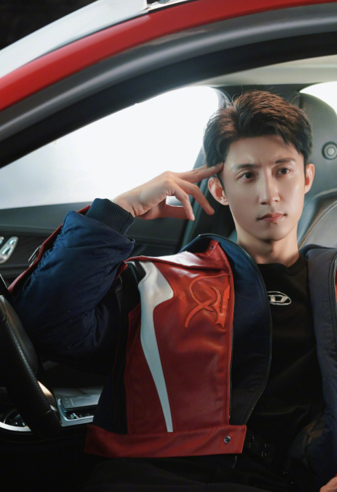 1，周杰伦与昆凌八岁儿子罗密欧（Romeo）的半遮脸正面照通过昆凌的澳网观赛Vl