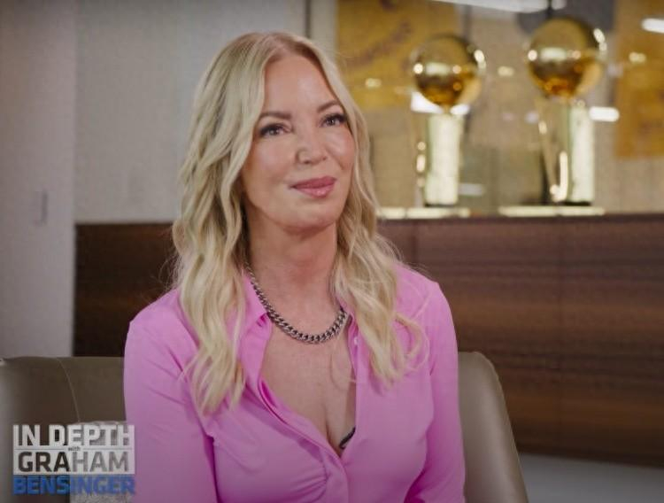 珍妮-巴斯回忆了自己1995年（当时34岁）第一次参加NBA董事会会议的经历，她