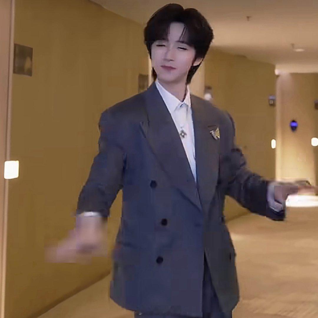 贺峻霖cha李小冉心愿便利贴 贺峻霖重现李小冉心愿便利贴 哈哈哈哈哈果真是皮一下