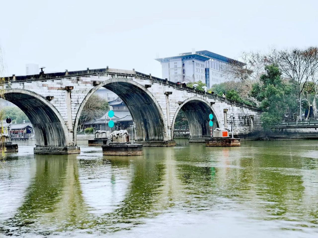 “一座拱宸桥，半部杭州史”。京杭大运河是世界文化遗产，横跨运河的拱宸桥是京杭大运