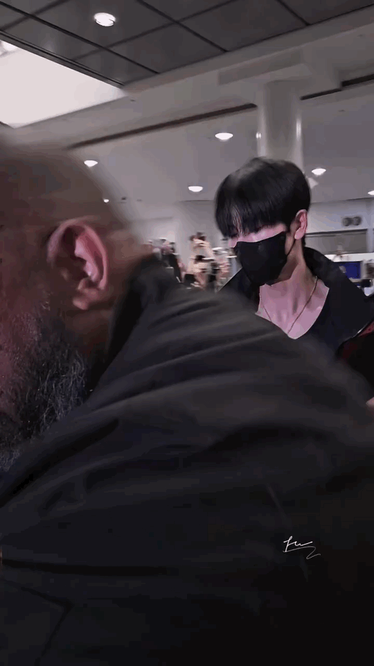张凌赫被保镖架起感觉在空中飞行张凌赫被保镖架起来空中飞行中