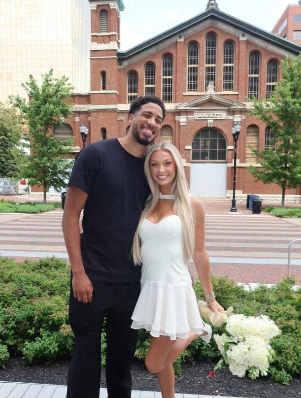 此前，步行者核心球星哈利伯顿与未婚妻杰德·琼斯正式完成婚姻登记，这对相恋多年的校