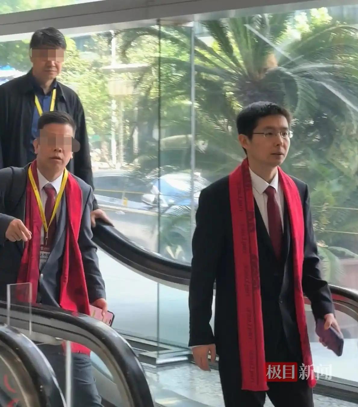 宇树科技上市首日市值突破4400亿，开盘1100元股价，对应市盈率800多倍，这