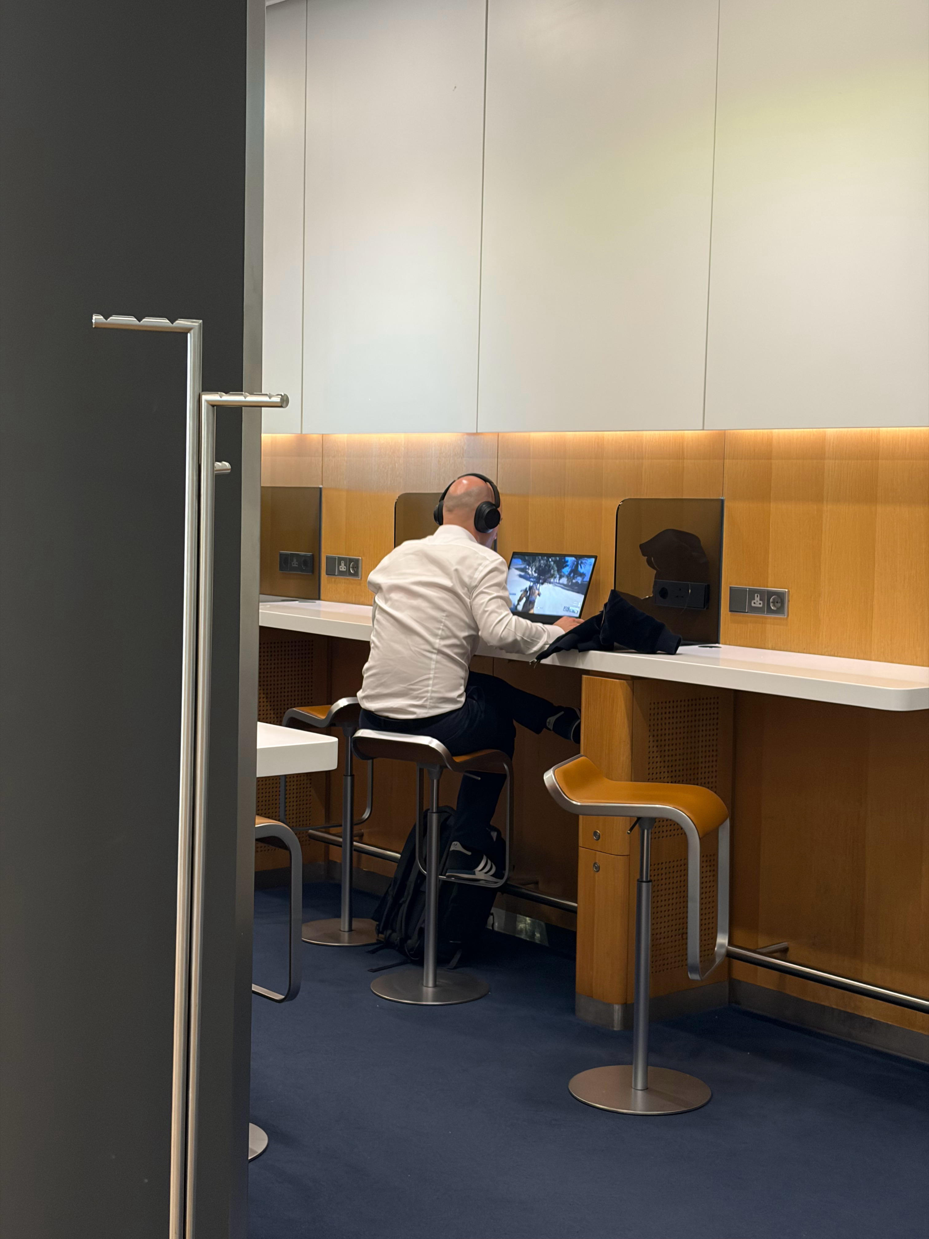 ARC Raiders 这个游戏在欧美是真的火，我这刚进汉莎的休息室就看到一个大