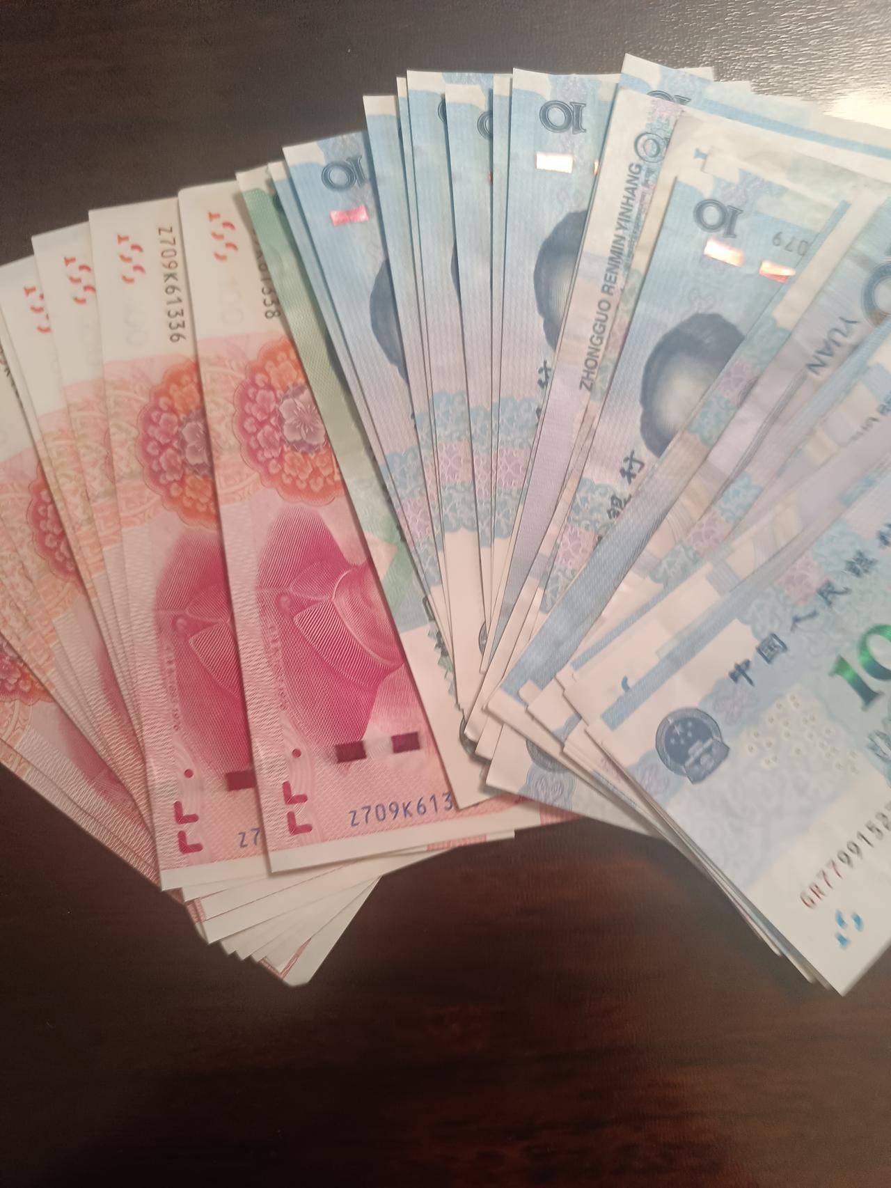 夫妻俩谁管钱最好

大家发现没有，现在的年轻夫妻，发了工资，都是各自管各自的钱，