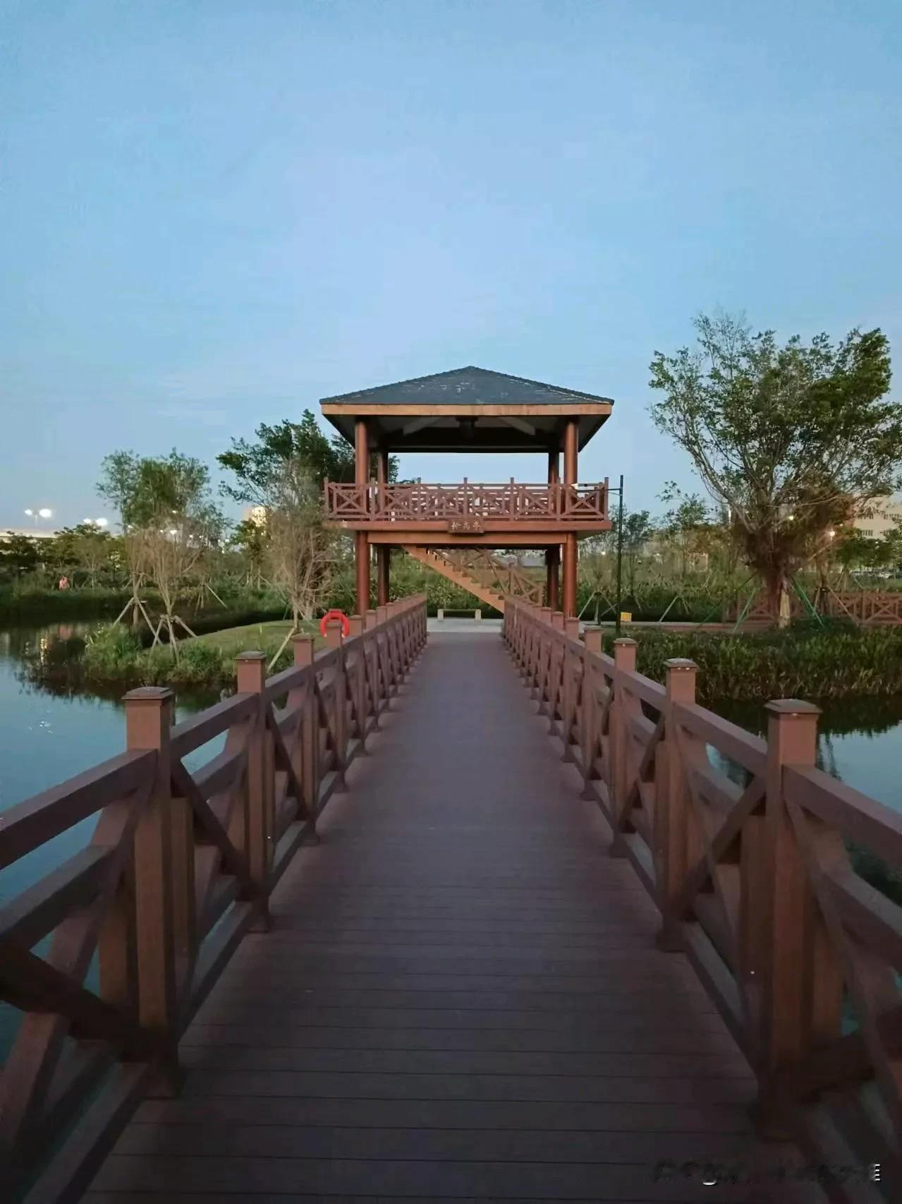 人生不求富贵盈门，

只望四季平安；

情谊不求朝夕相伴，

但求时常牵挂！
