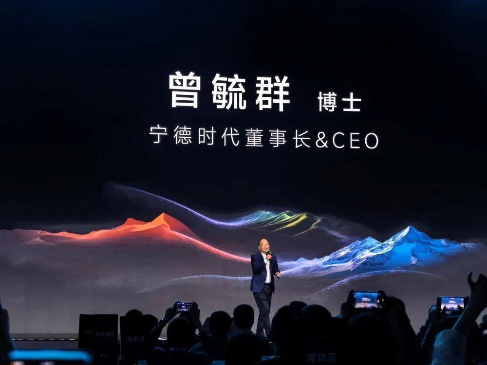 曾毓群办公室墙上曾挂着一幅字——“赌性坚强”。有朋友调侃：你是福建人，为什么不挂