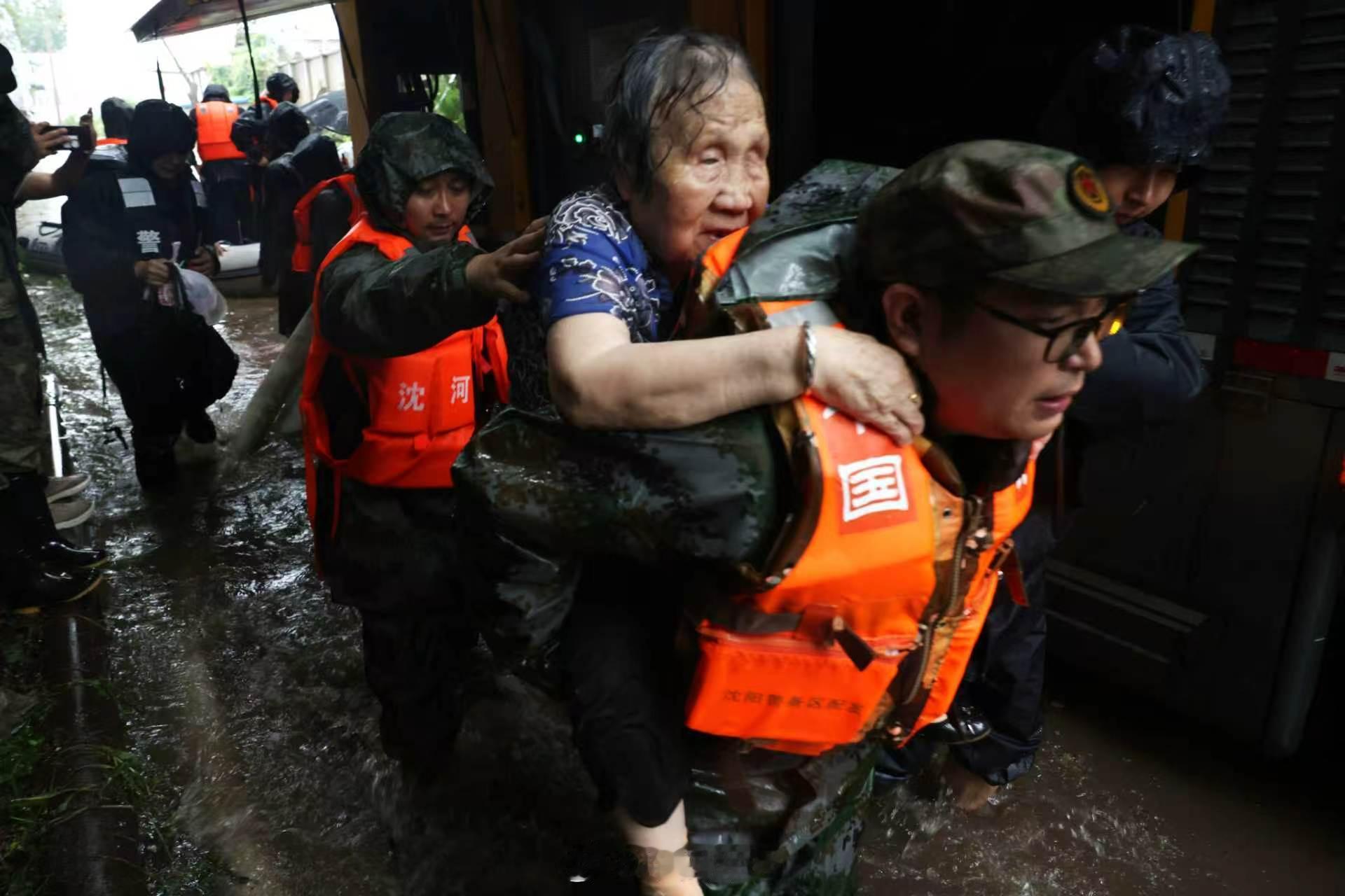 【辽宁省沈阳警备区民兵应急力量整装待命】受9号台风“巴威”影响，沈阳出现连续暴雨