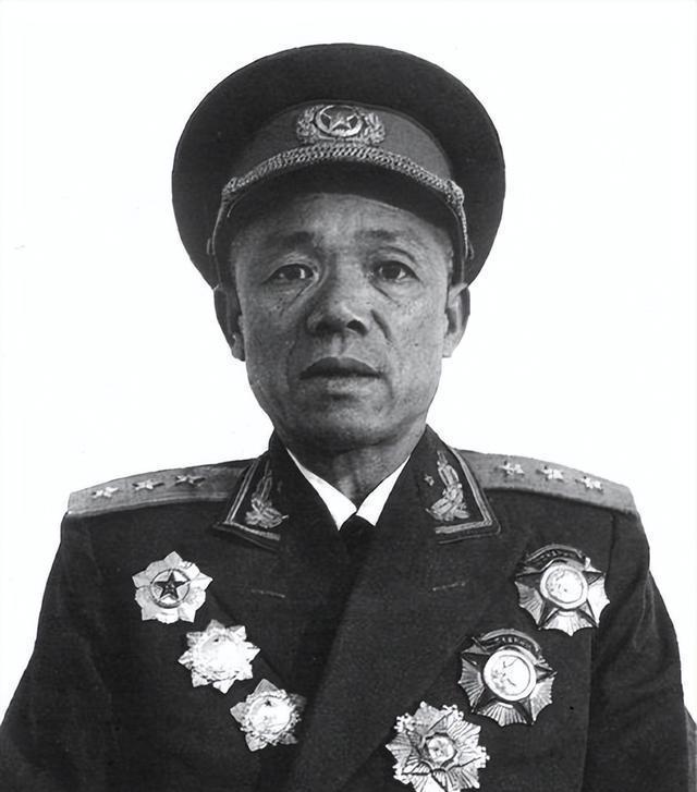 在中国历史的长河中，有这样一位英雄人物——韩先楚，他不仅是抗日战争和解放战争时期