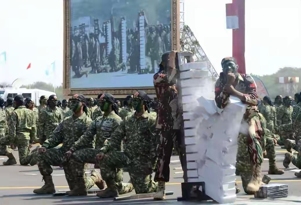 全球第四人口大国，手攥着48万现役部队，这阵仗已经不小了。可人还觉得不够，又是求