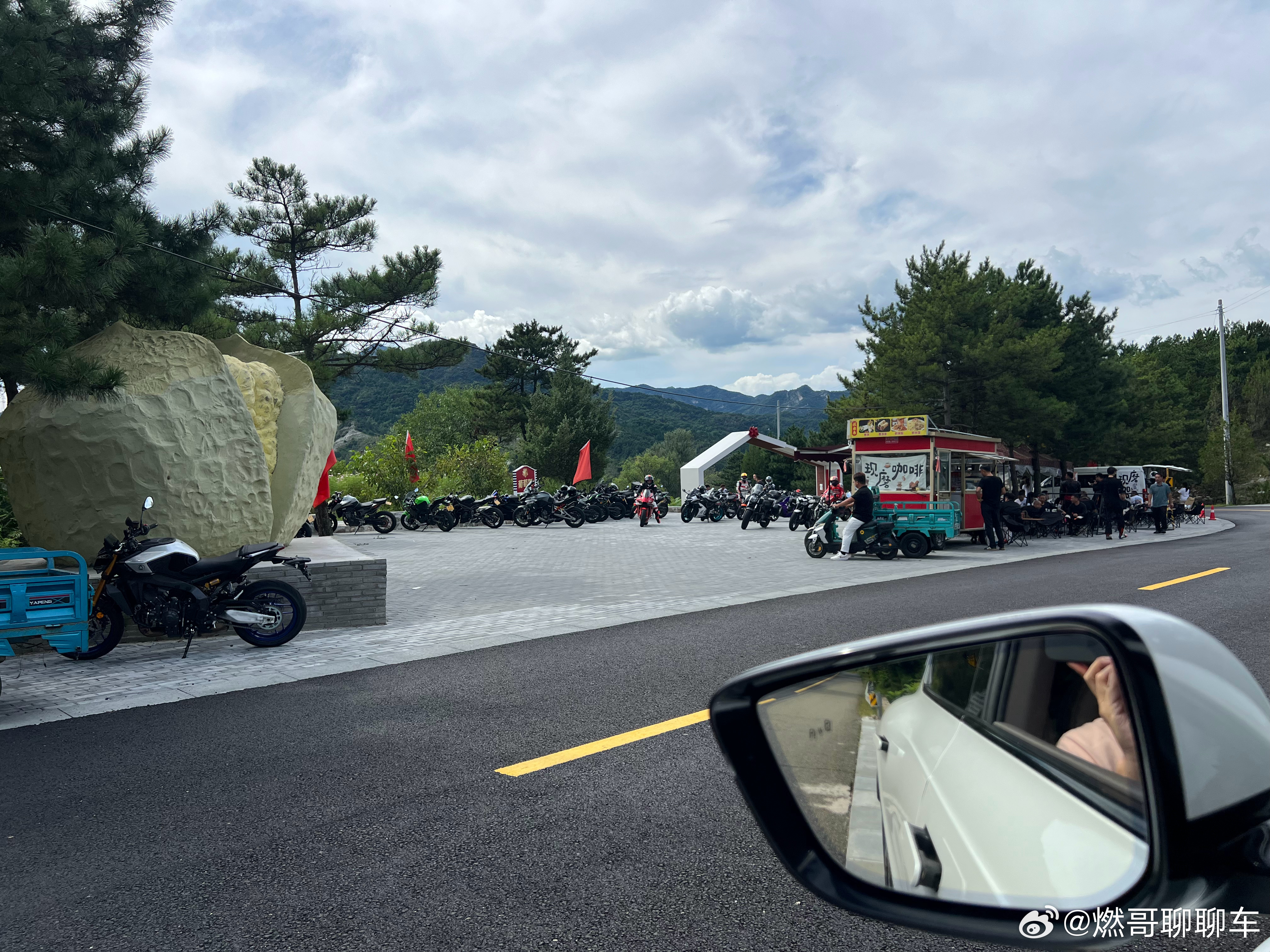 如何快速调整不太愉快的心情？我学到的办法是找件能让自己快乐的事。比如中午早早从办