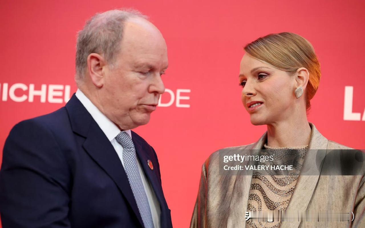 夏琳王妃再不要瘦下去了！亲王夫妇出席米其林颁奖礼，夏琳王妃身着光泽度超高的西装套