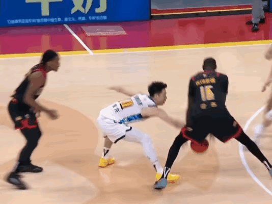 请欣赏CBA名画面之《广厦球员朱俊龙掏巴吉》cba深圳男篮vs广厦男篮