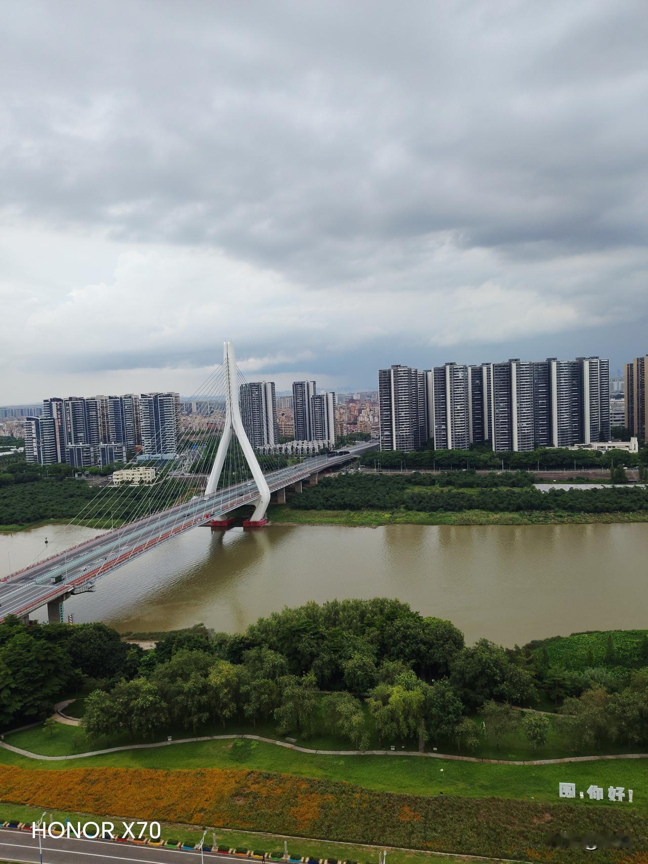 广东佛山禅城区南庄镇东平河绿岛湖湿地公园，河道上不断有运输船来来往往，河两岸绿树