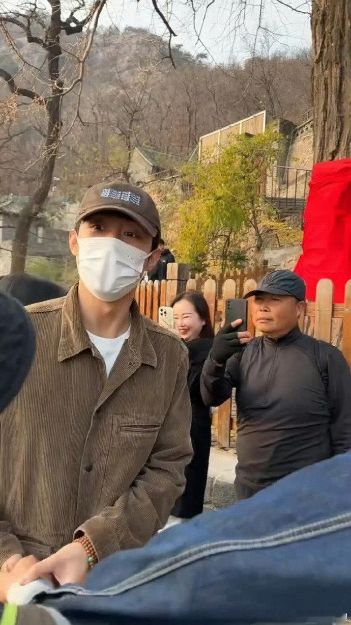 黄景瑜也太暖了！大孤山祈福还和路人握手问好，没架子实锤～