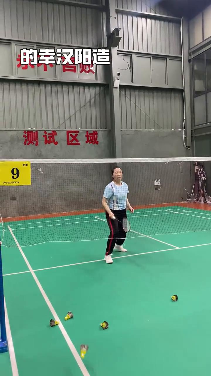 国家级教练教你羽球邪修。
先放高，再放低，骗人很容易。拍面平，再立起，出球更隐蔽