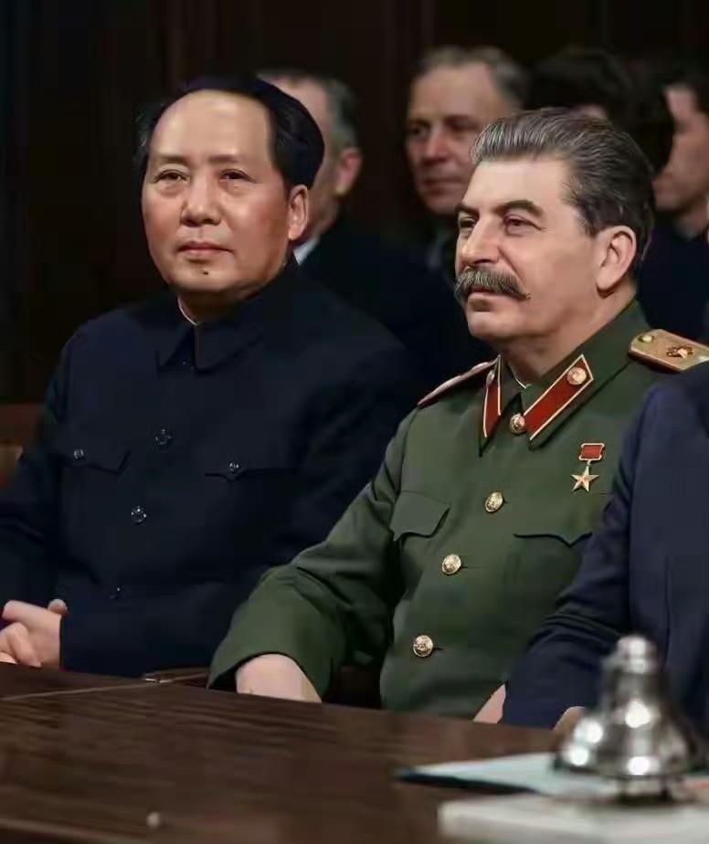 1949年12月21日，苏联莫斯科克里姆林宫毛主席和斯大林的合影，这一天是斯大林