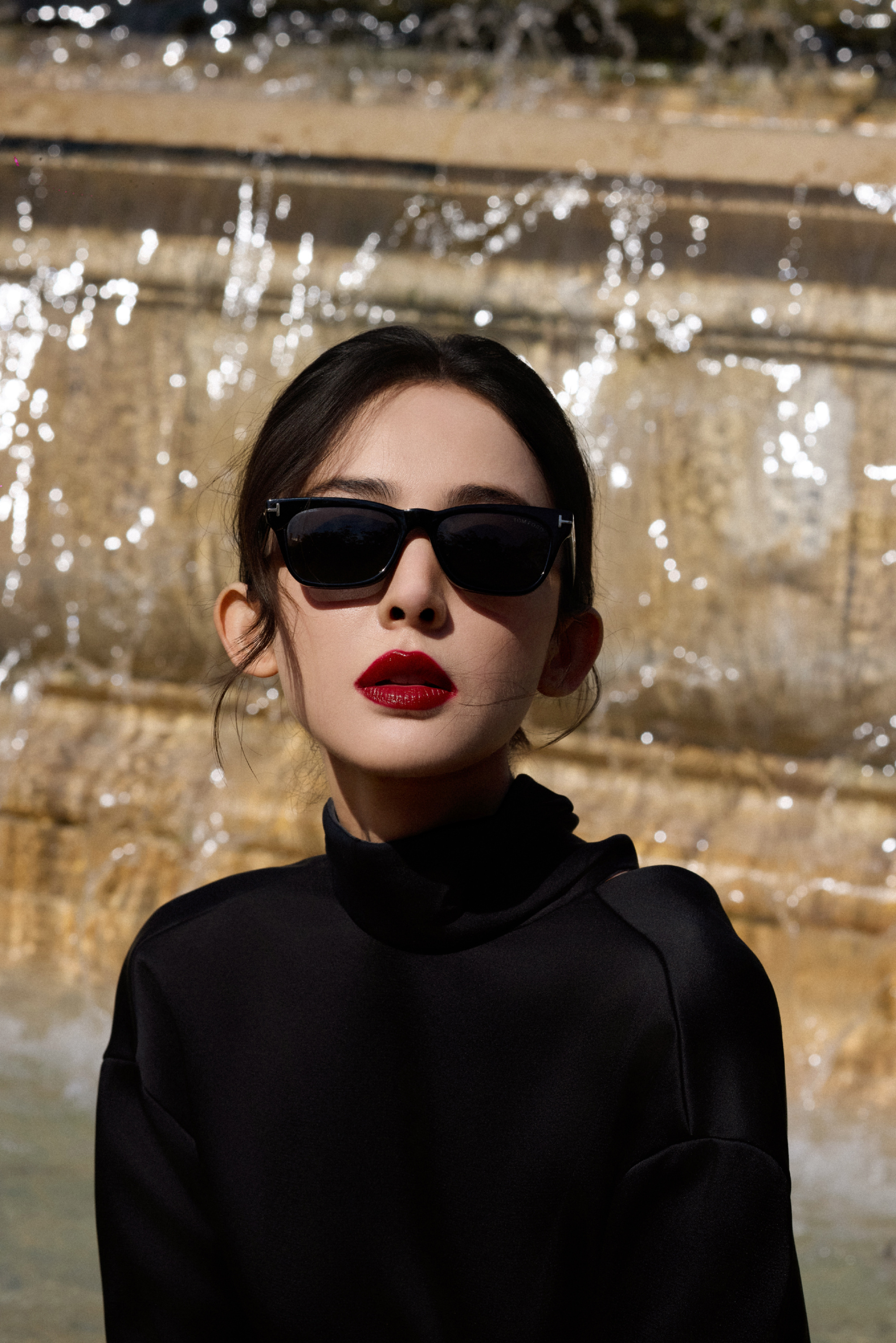 娜扎 x TOM FORD BEAUTY一副墨镜、一抹红唇提升整个造型质感，出席