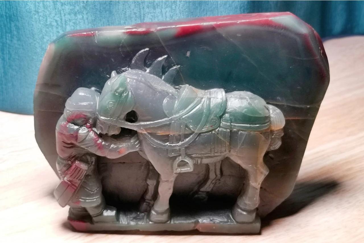 之前说过我的几块秦紫玉料子，材料裂纹较多。难为蓝田贺老师，刻了一块秦紫玉版的飒露